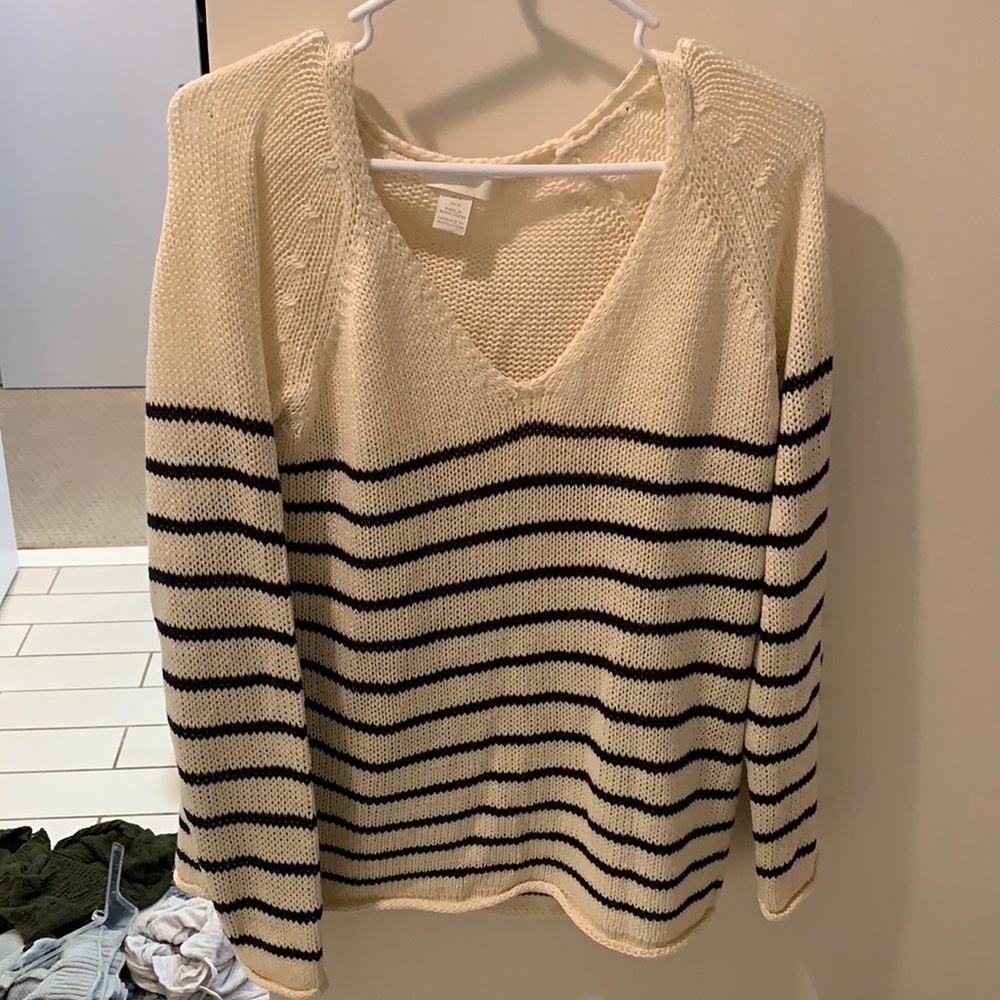 BARELY WORN H&M Sweater!!!